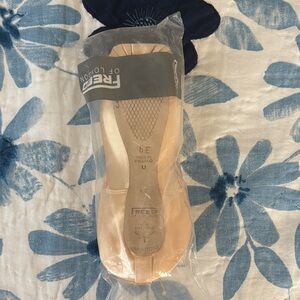 Freed of London Pointe Shoes size 6E